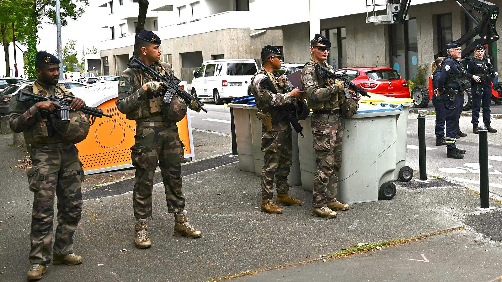 Un alumno mata a un compañero y hiere a otros tres en Nantes - Telediario 2 | Ver