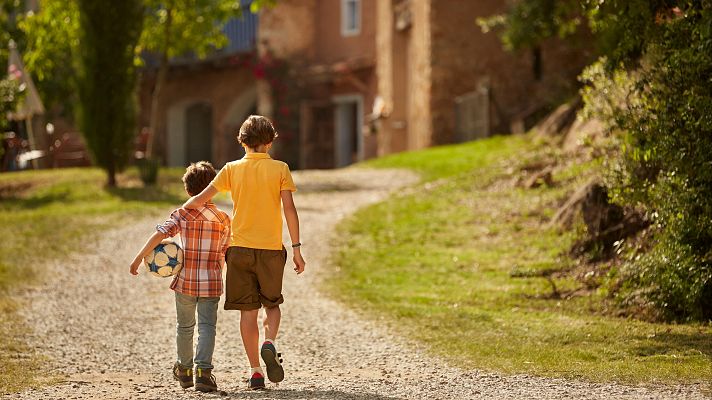Telediario 1 - Evitar la separación de hermanos en el sistema de acogida contribuye a su bienestar