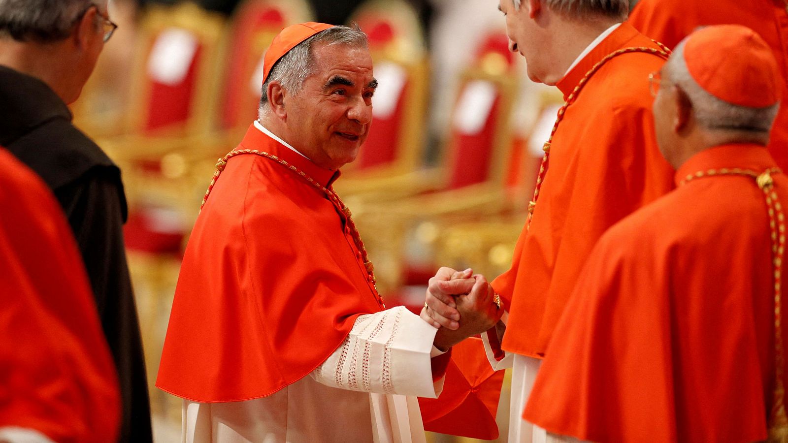 El cardenal Becciu, apartado por Francisco, insiste en que tiene derecho de asistir al cónclave
