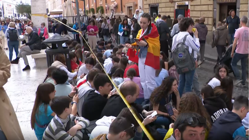 Grupos de jóvenes católicos viajan a Roma para despedir a Francisco