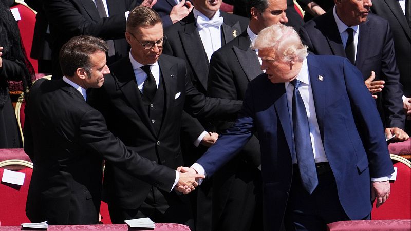 Líderes políticos se dan la paz durante la misa por el funeral del papa Francisco