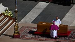 Lectura del Evangelio en castellano durante el funeral del papa Francisco en Roma