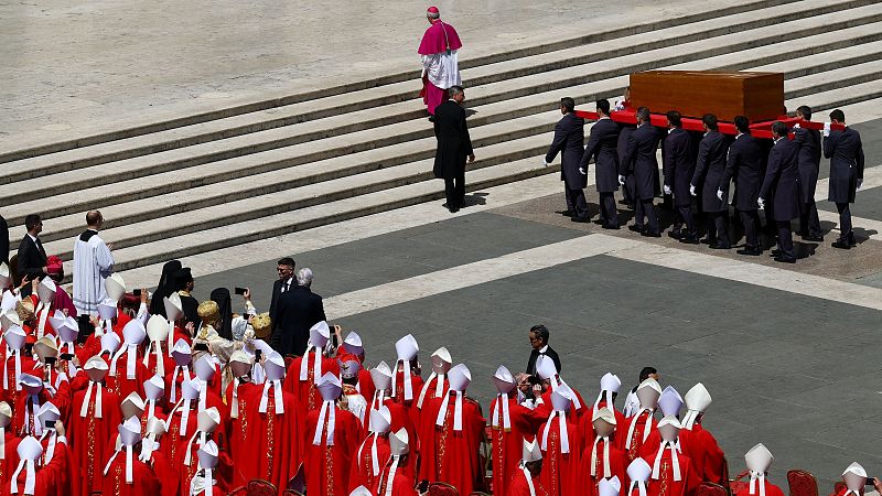 El féretro del papa Francisco abandona la plaza de San Pedro