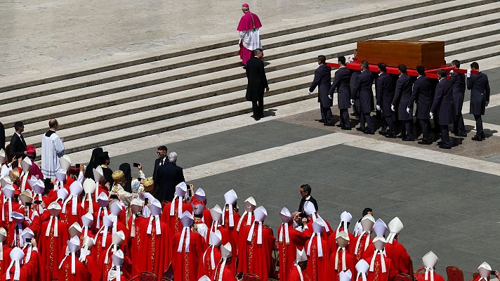Especiales informativos - El féretro del papa Francisco abandona la plaza de San Pedro
