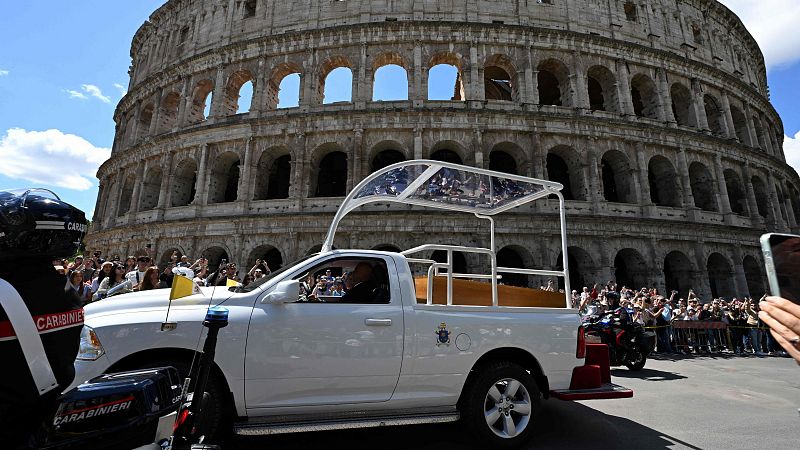 Aplausos al cortejo fúnebre del papa Francisco a su paso por el Coliseo romano