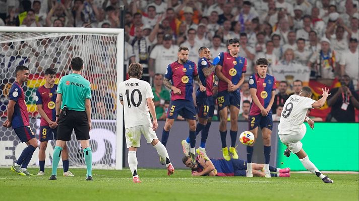 Mbappé empató el partido con un lanzamiento de falta (1-1)