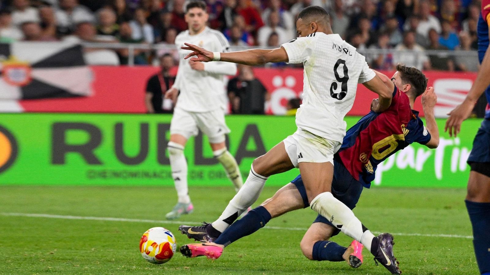 La fiesta final fue posible gracias a un tanto de Ferran Torres que mandaba  el partido al tiempo adicional por otro gol agónico. Kylian Mbappé  representó la energía del Madrid. Su salida