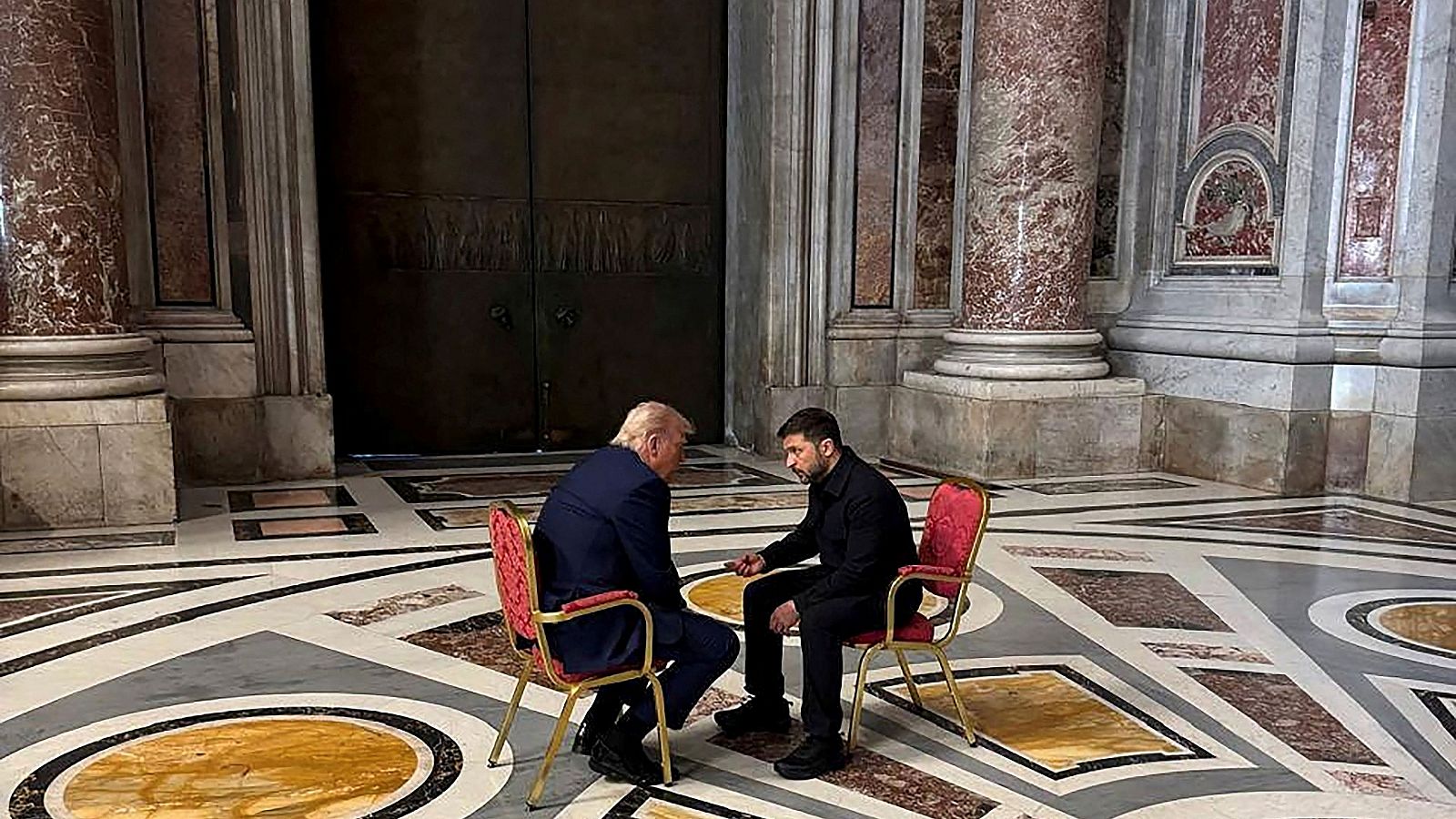 La foto entre Trump y Zelenski, "el último logro del papa Francisco"