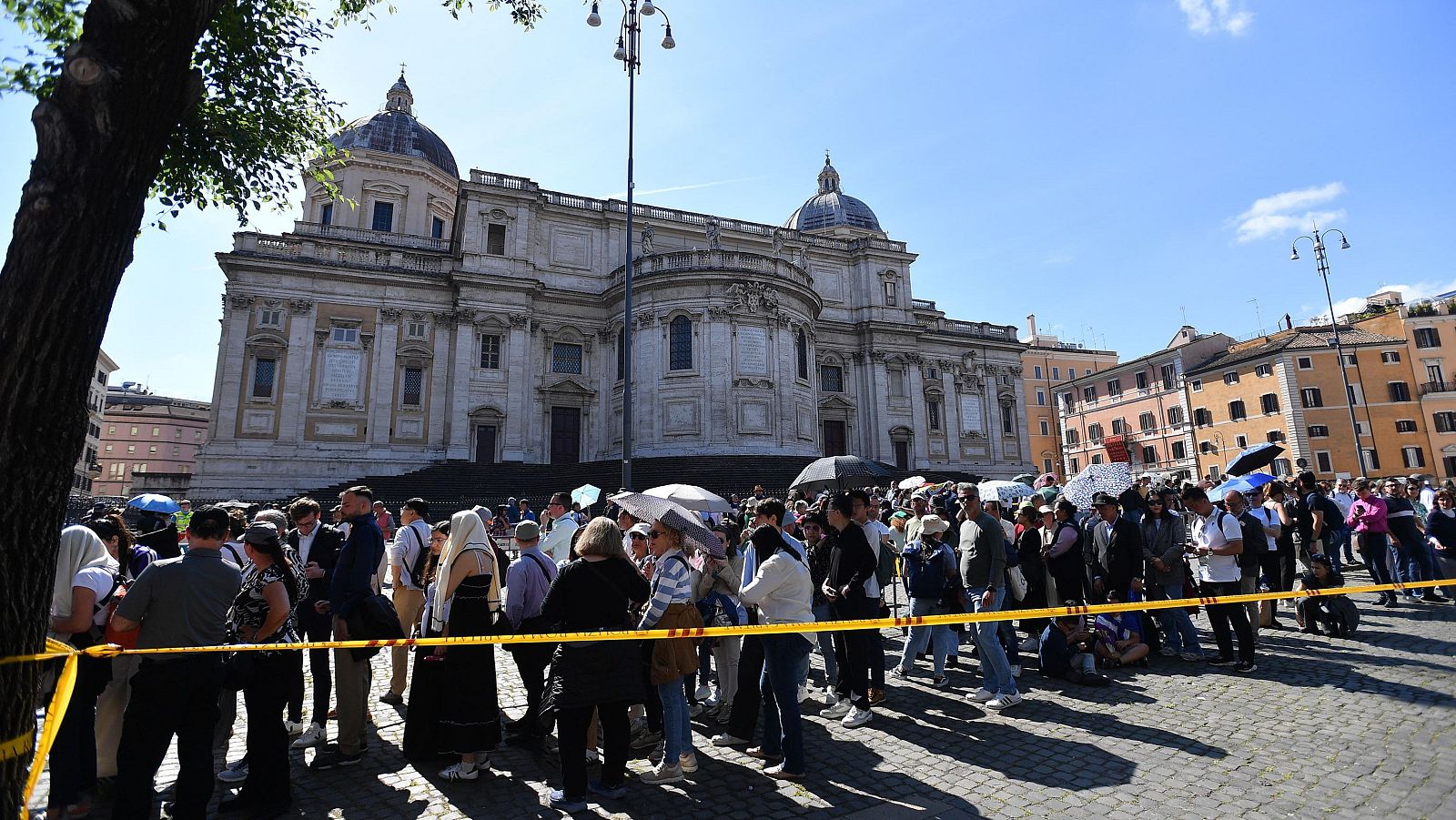 Emoción y largas colas en Santa María la Mayor para visitar la tumba del papa - Fin de semana 24h | Ver