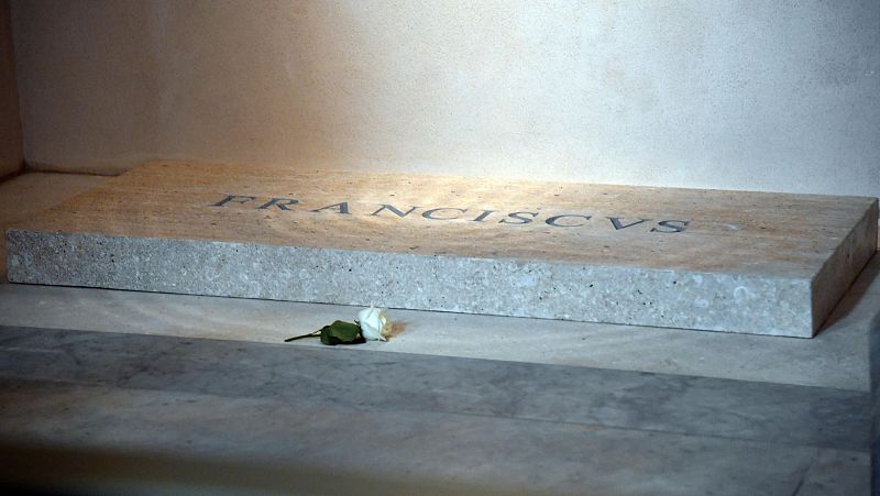 Sencilla y con una rosa blanca: así es la tumba del papa Francisco | Ver