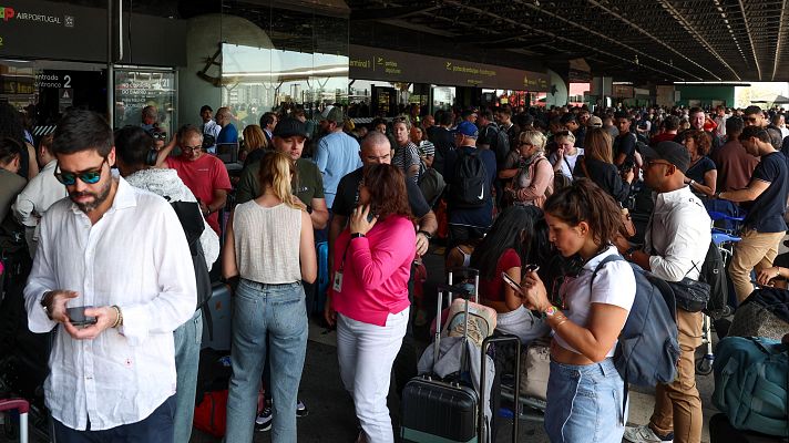 Telediario 1 - El apagón generalizado provoca retrasos en los aeropuertos