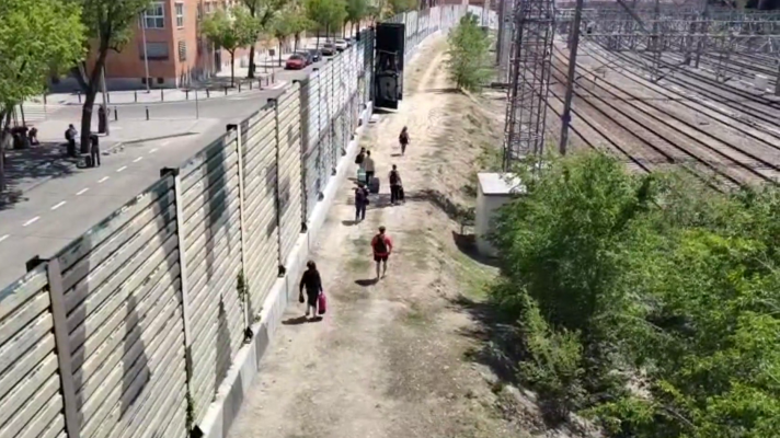 El corte eléctrico deja a pasajeros caminando junto a las vías en la estación de Méndez Álvaro de Madrid