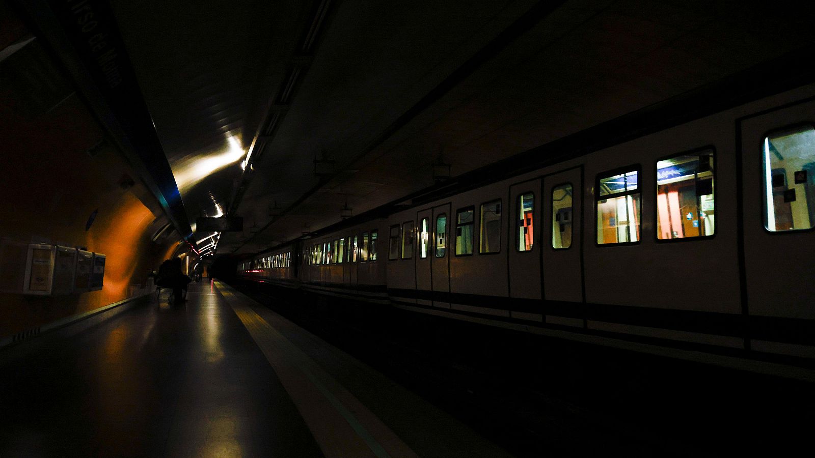 Apagón: Retrasos en aeropuertos y tráfico ferroviario interrumpido