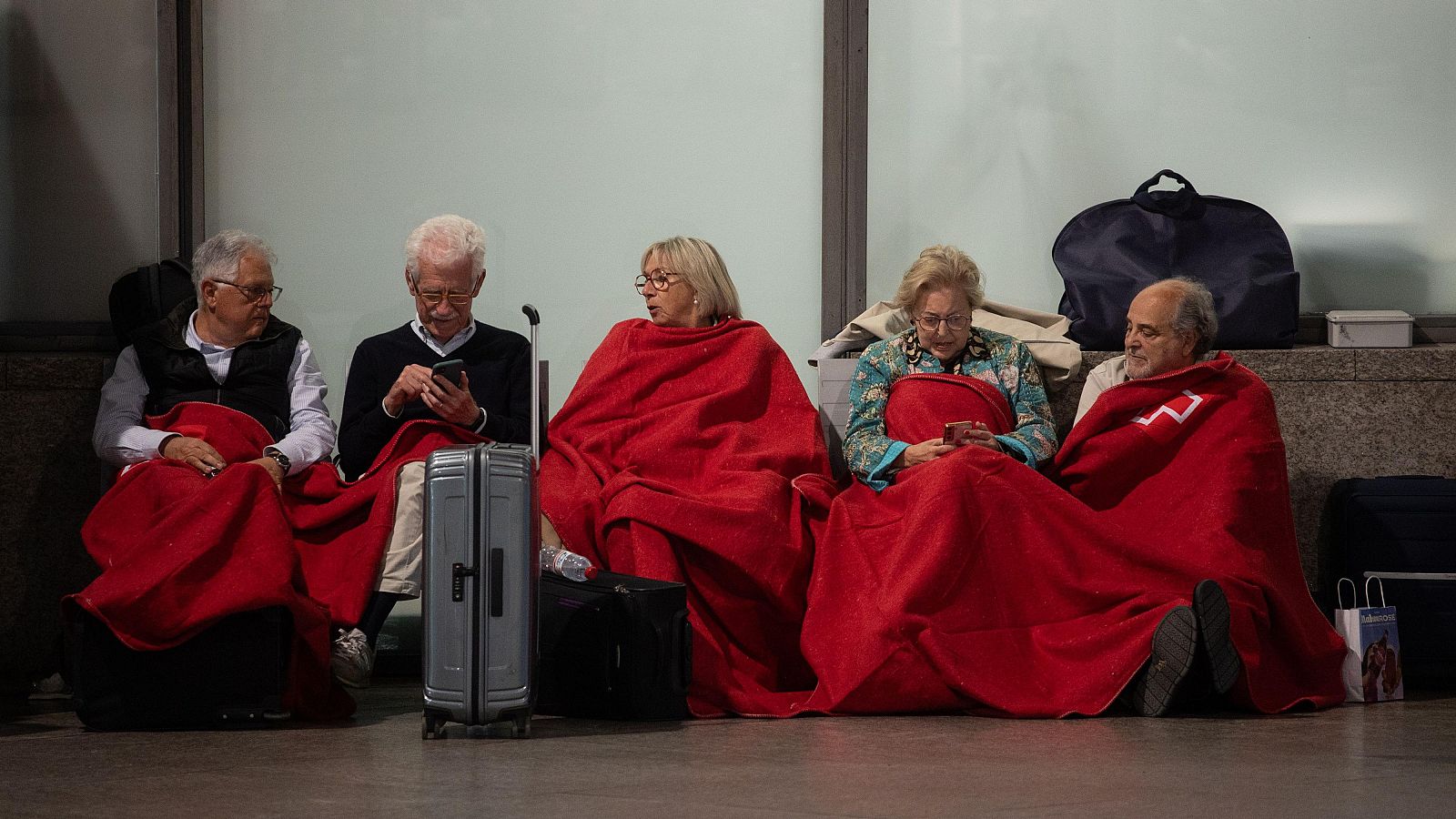 El apagón deja a miles de pasajeros varados en las estaciones | Ver