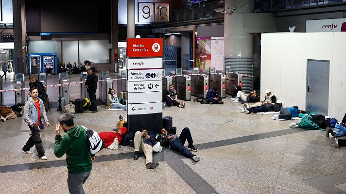 Telediario Matinal - El apagón obliga a caminar durante horas para regresar a casa o dormir en estaciones