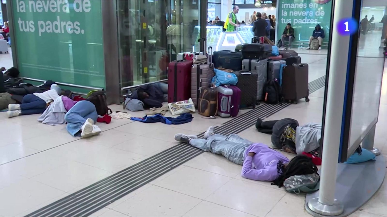 Uns 500 viatgers dormen a Sants mentre Barcelona es queda a les fosques - L'Informatiu | Veure