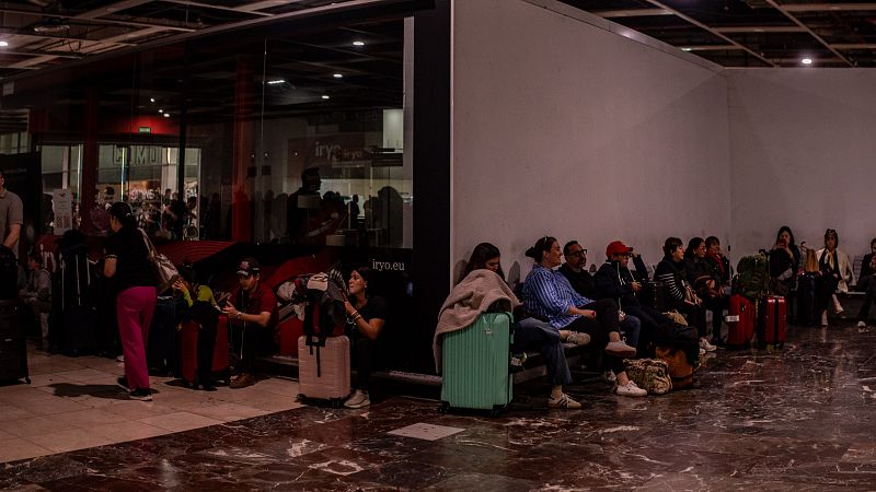 Centenares de viajeros tuvieron que pernoctar en estaciones de tren