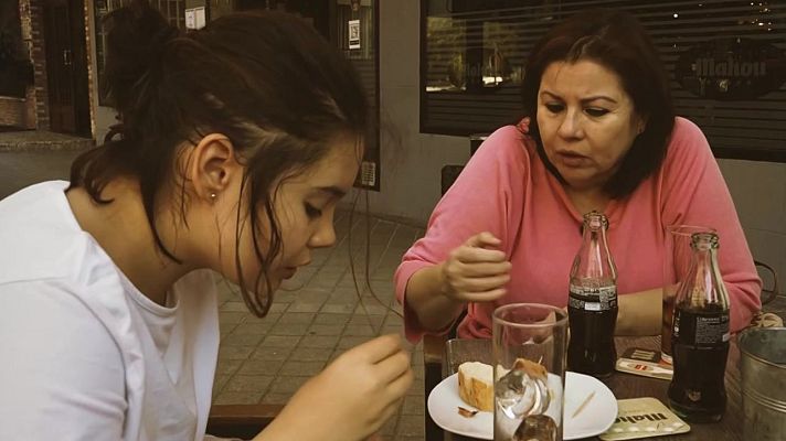 Un día con .... Adriana Sánchez, cuidadora principal de Natalia - Telediario Fin de Semana | Ver