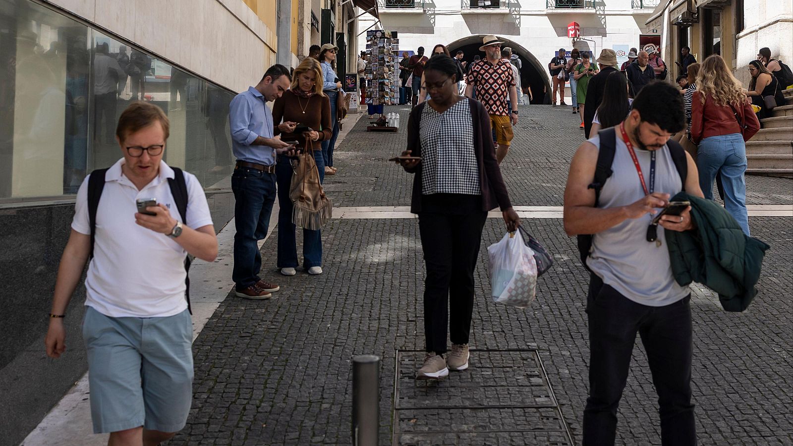 Las empresas reanudan sus servicios a lo largo de este martes - Telediario 1 | Ver