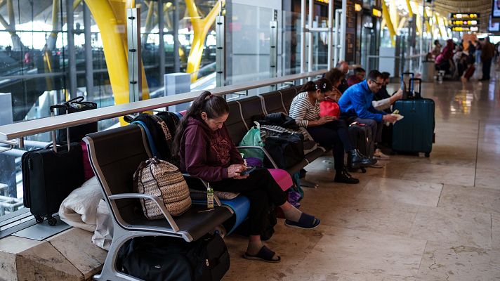 Telediario 2 - Los trenes reinician la marcha con retrasos y cancelaciones tras el apagón