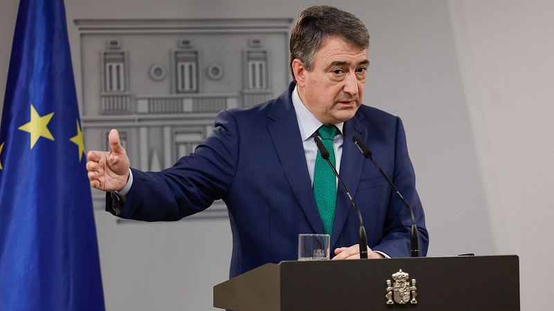 Esteban dice que "no tiene sentido señalar a nadie" por el apagón y ve "intereses privados"
