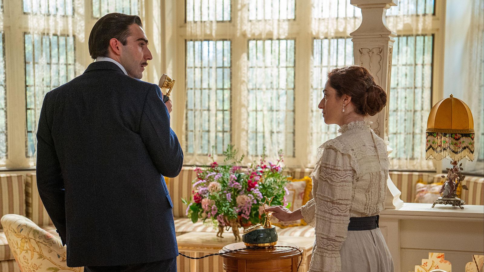 La Promesa - Eugenia aparece de pie ante Lorenzo