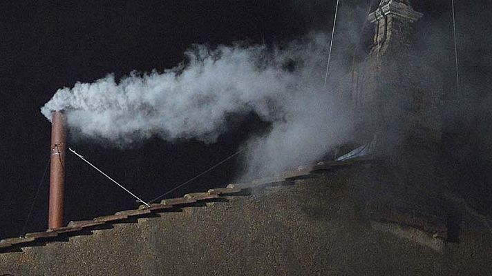  - Fumata blanca, fumata negra: explicamos cómo se hace, químicamente, el color de las fumatas