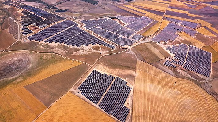 Telediario 1 - Las energías renovables, en el centro del debate dos días después del apagón