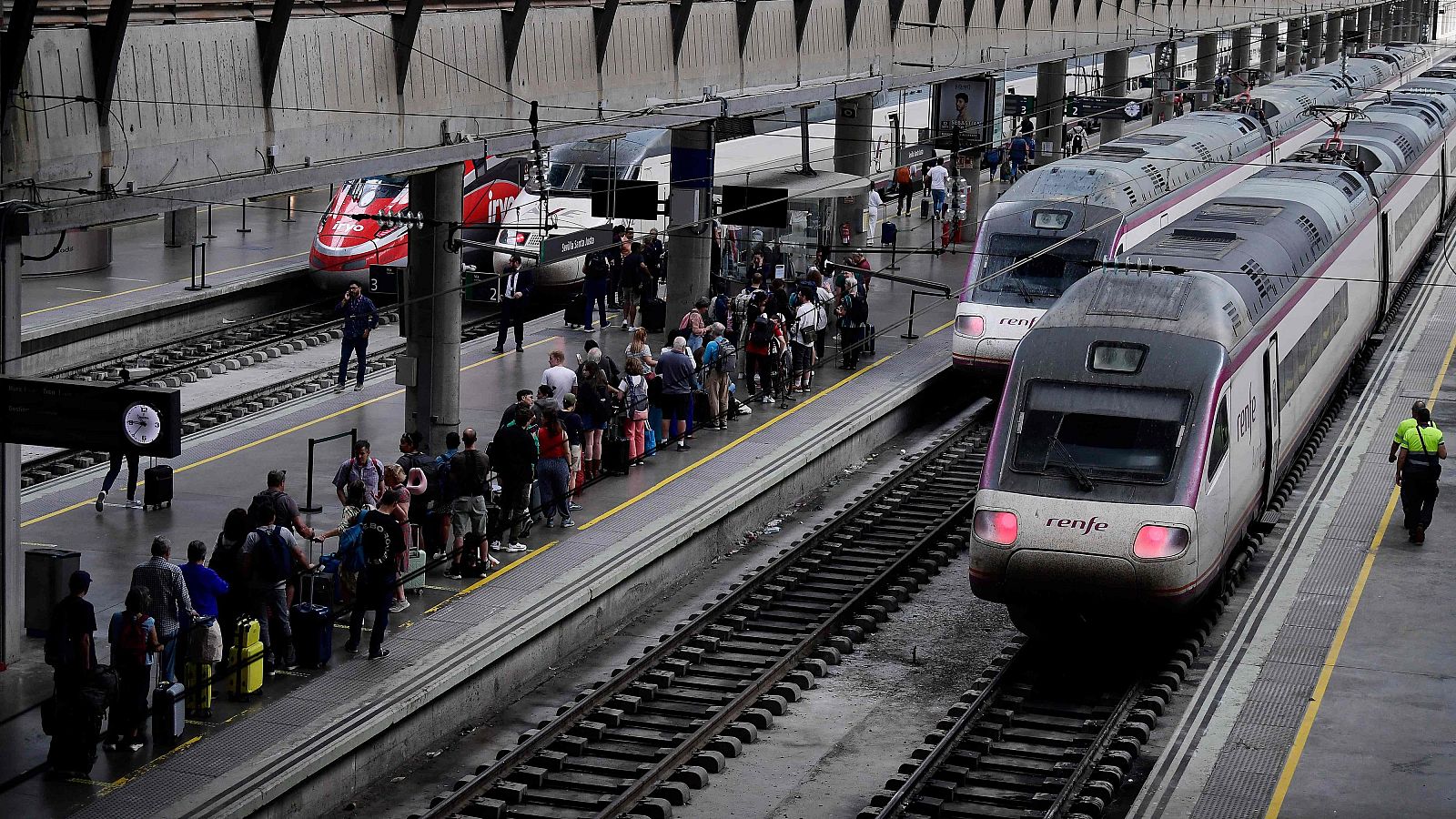 Los trenes recuperan su actividad tras el apagón - Telediario 1 | Ver