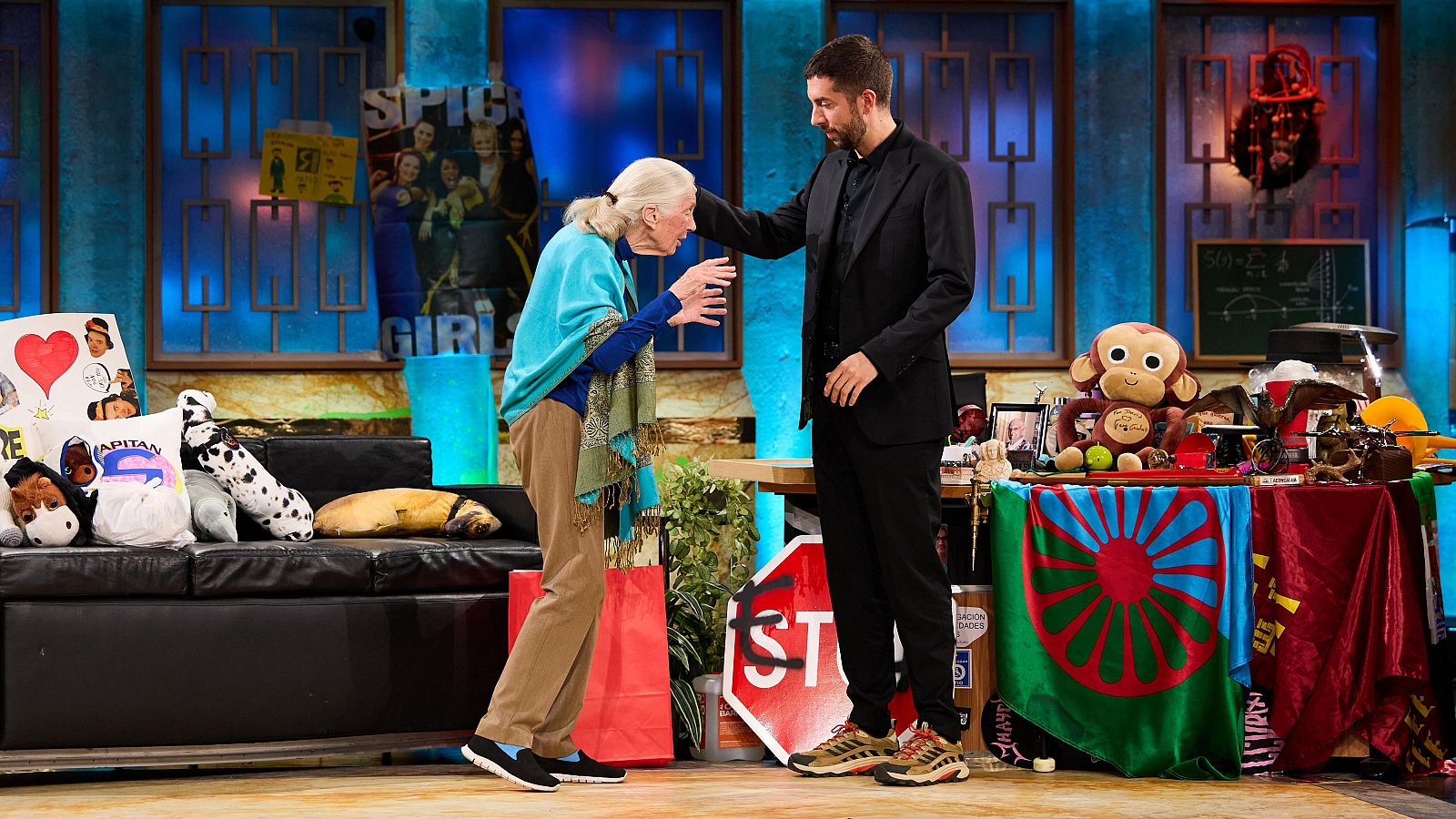 La Revuelta | Jane Goodall enseña a Broncano el saludo chimpancé