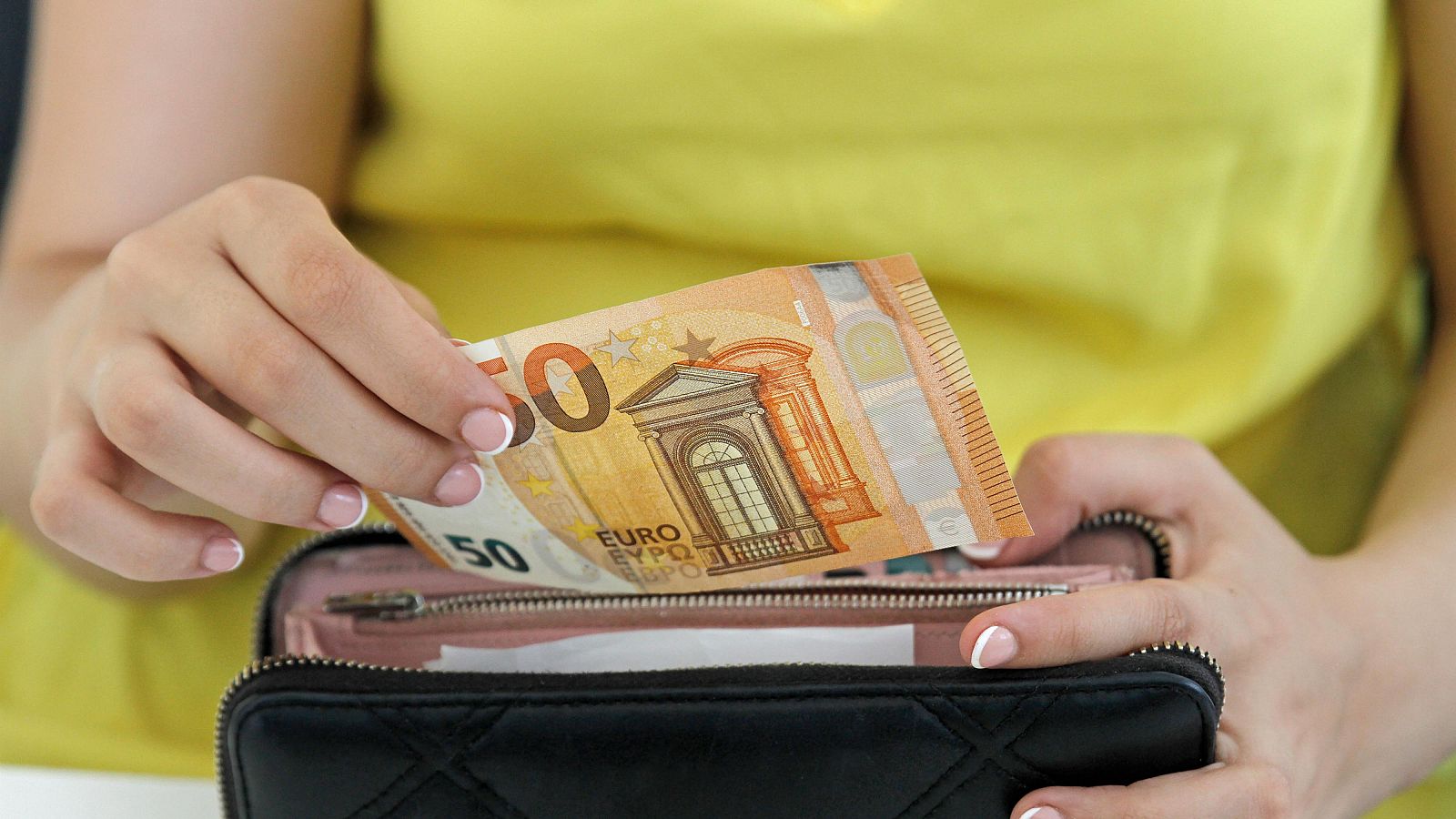 El apagón ha puesto de relieve la importancia de llevar efectivo - Telediario 1 | Ver