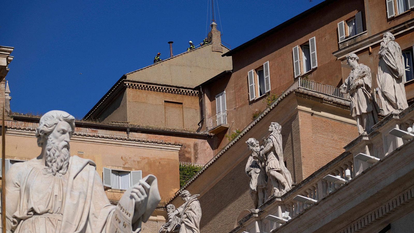 Colocan la chimenea del cónclave, en directo desde el Vaticano - La hora de La 1 | Ver