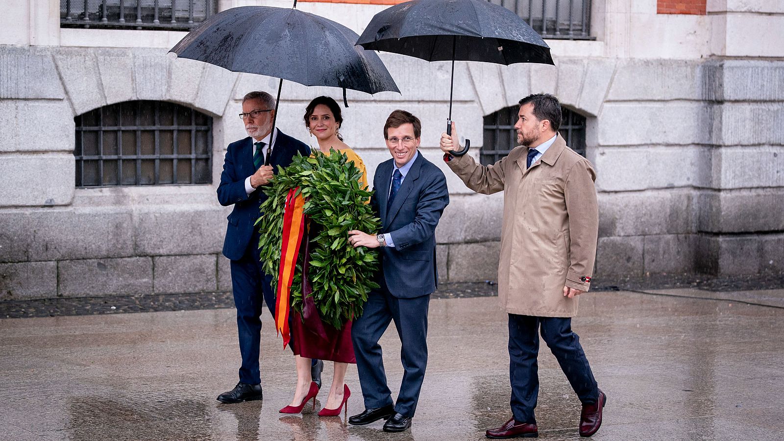 Madrid celebra un Dos de Mayo pasado por agua y con cruce de reproches | Ver