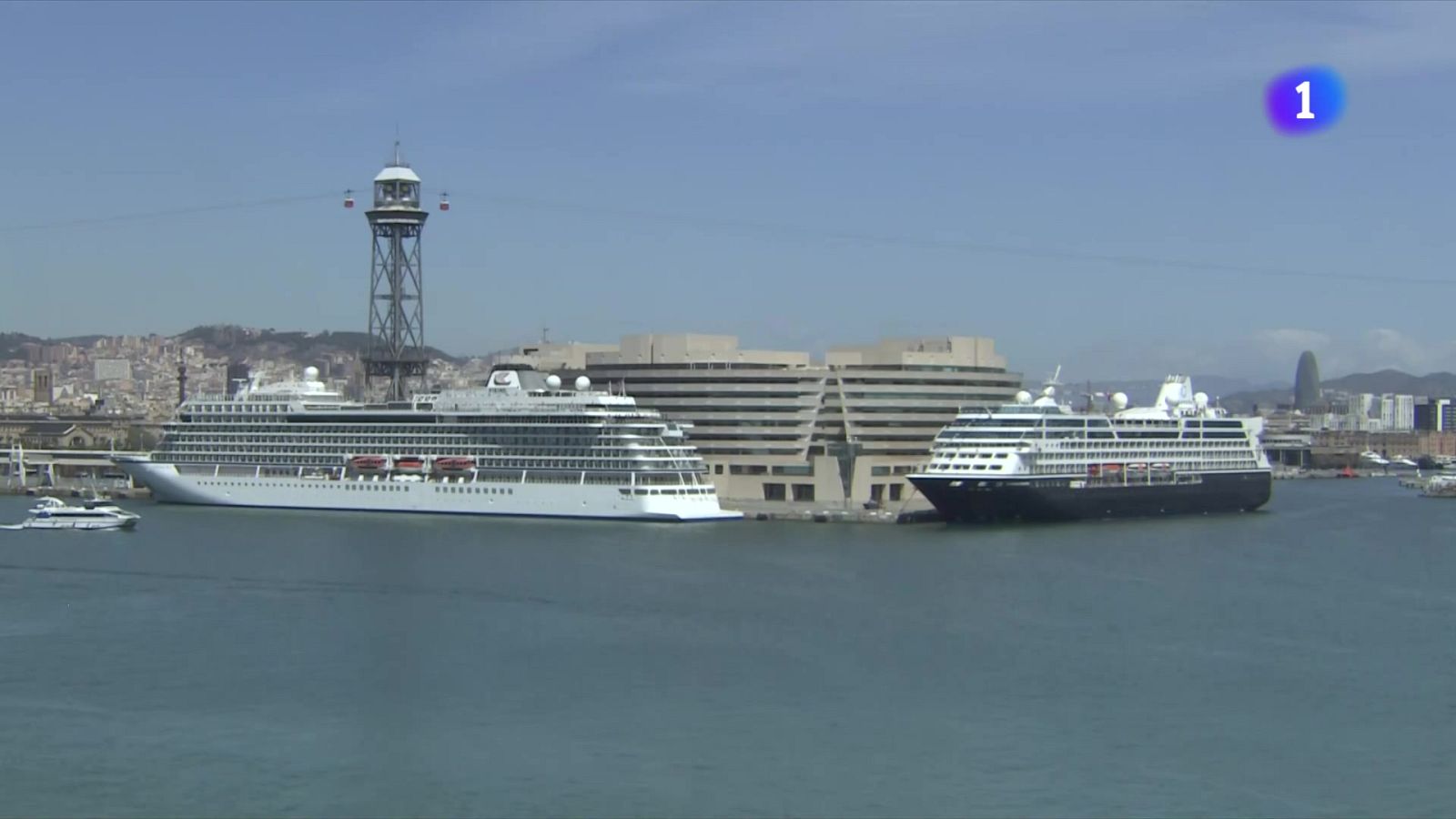 L'auge del turisme de creuers: 791 atraquen a Barcelona durant el 2024 - L'Informatiu | Veure