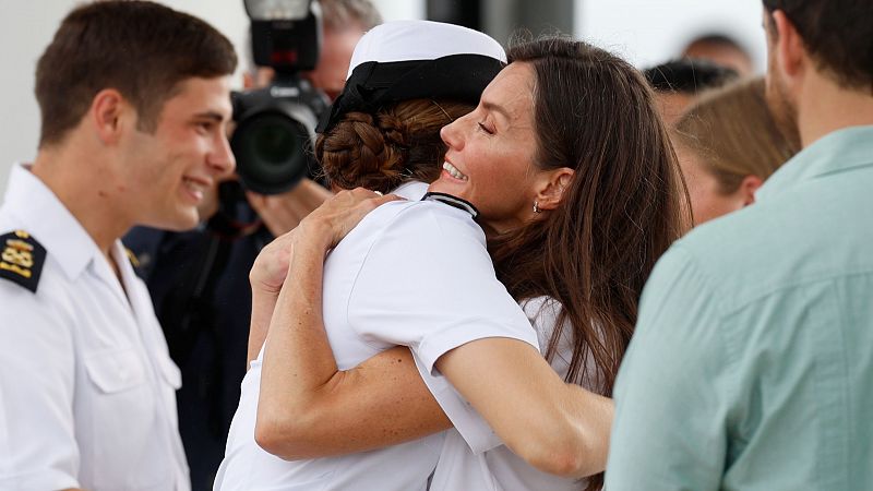 La reina Letizia y la princesa Leonor se abrazan durante una escala del buque Elcano en Panamá