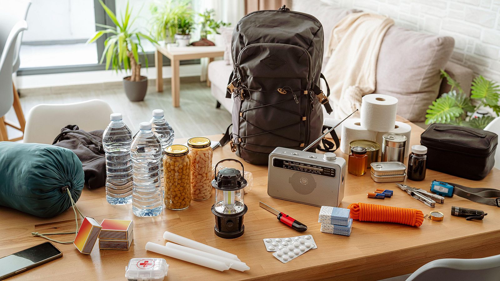 Suben las ventas de radios, hornillos y linternas tras el apagón | Ver