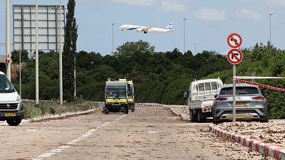 Varios heridos tras impactar un misil hutí cerca del aeropuerto de Ben Gurión en Tel Aviv