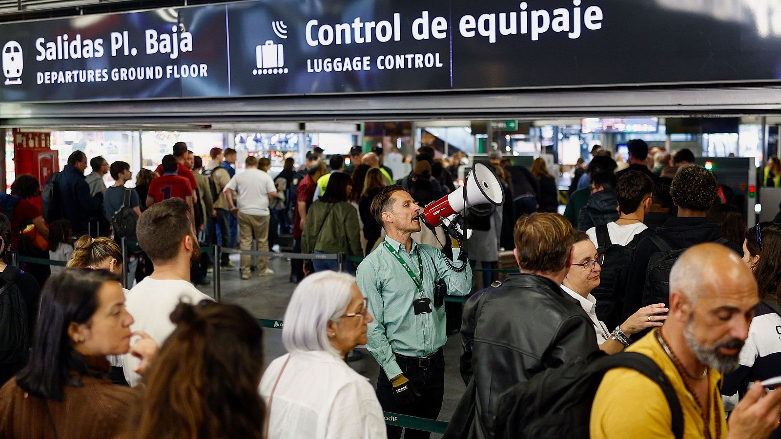 Robo de cable del AVE: un periodista relata 15 horas en un tren - La hora de La 1 | Ver