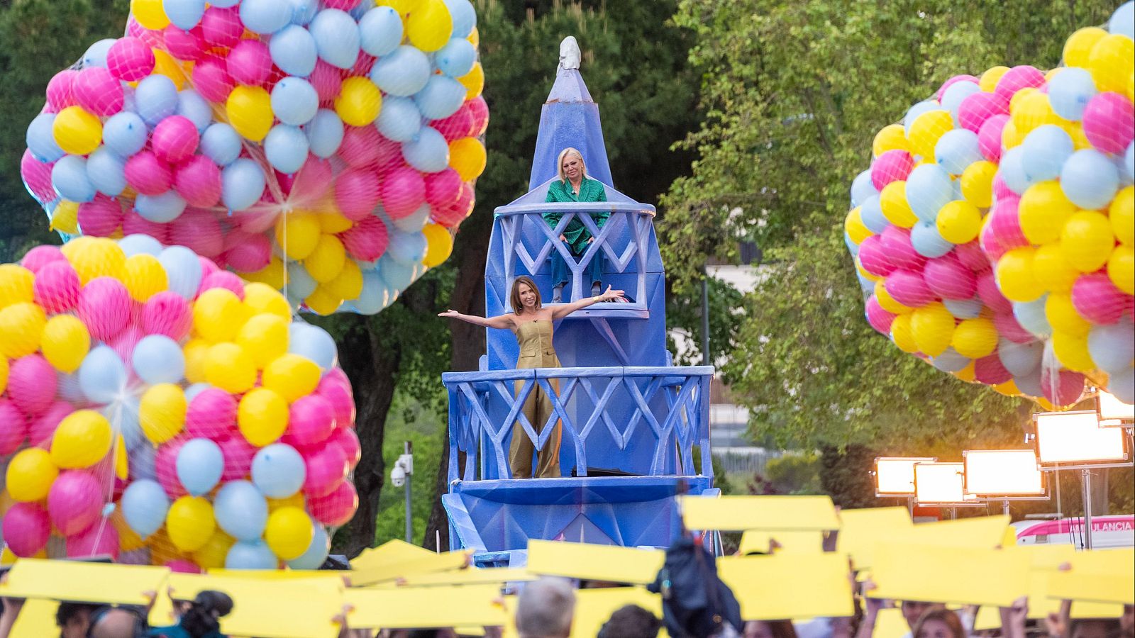 María Patiño, Aitor Albizua, Inés Hernand, Belén Esteban y todo el equipo de 'La familia de la tele' desfiló en carrozas ante el público que acudió a Prado del Rey.