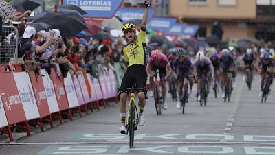 Marianne Vos gana la etapa de Sant Boi tras un caótico sprint y amplía su palmarés en la Vuelta