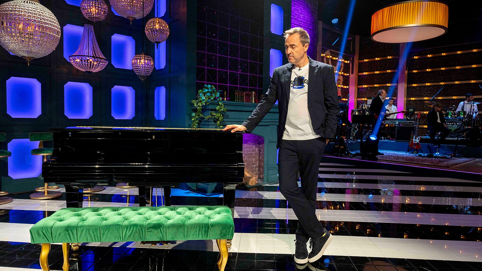 Raúl Pérez canta “Princesas” imitando a mil personajes