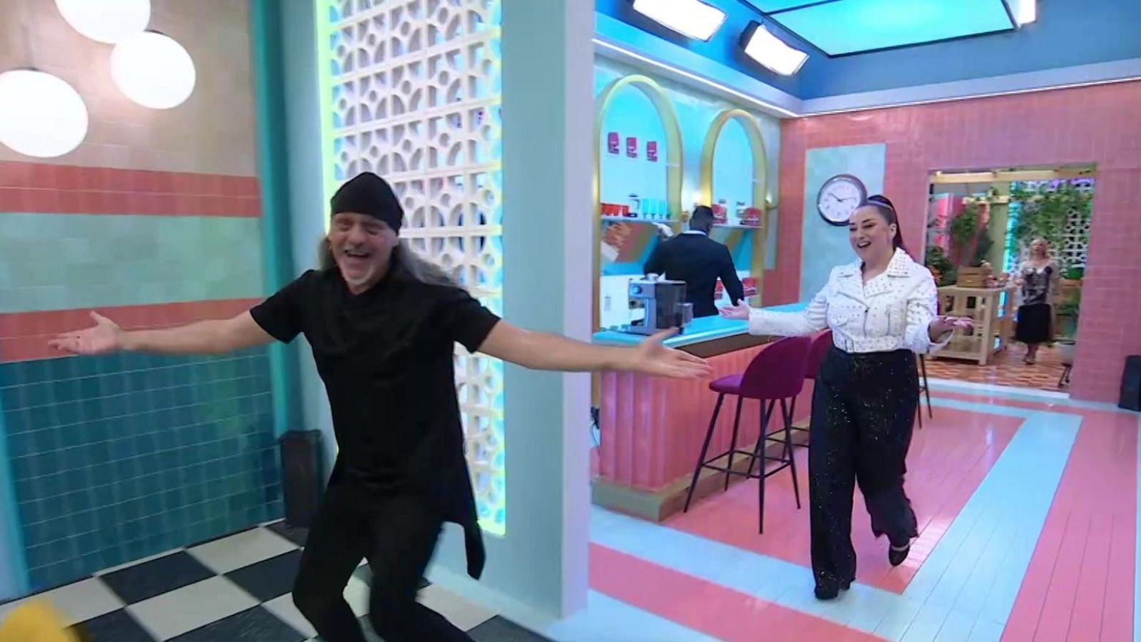 Esta es la sintonía de Camela para 'La Familia de la Tele' | Escucha ahora - La familia de la tele | Ver