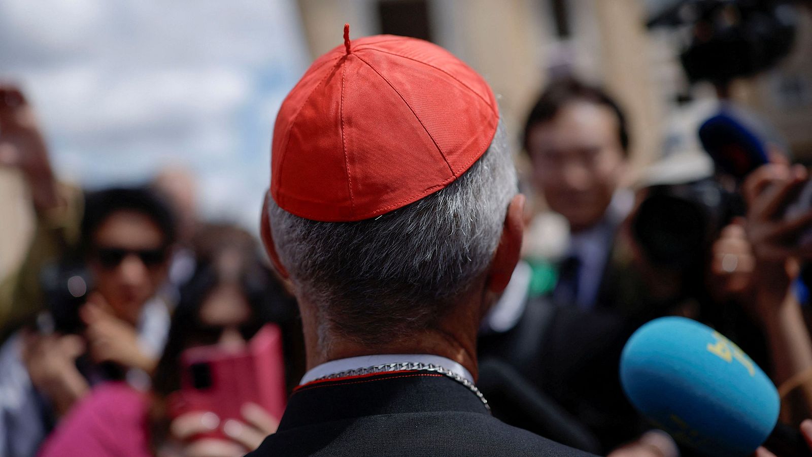 Simbología religiosa: los preparativos para el cónclave - Telediario 1 | Ver