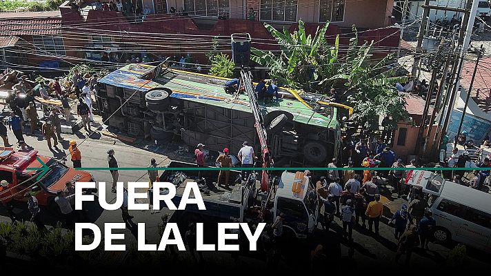 Modo Digital - 12 muertos y 25 heridos al volcar un autobús en Indonesia