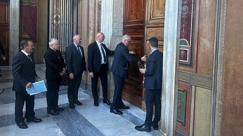 La Capilla Sixtina cierra sus puertas antes del cónclave | Ver