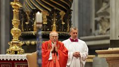 El cardenal decano llama "a mantener la unidad de la Iglesia" en la misa previa al cónclave