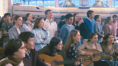 Los jóvenes católicos españoles esperan la llegada del nuevo papa