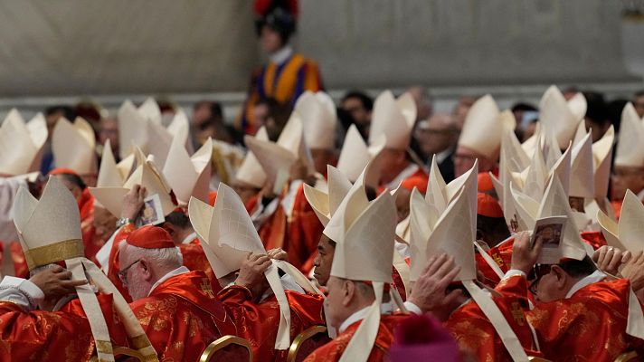 Reunión de los cardenales en la Capilla Paulina para orar juntos - Especiales informativos | Ver