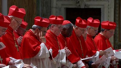Los cardenales oran en procesión a la Capilla Sixtina