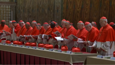 Los cardenales entonan el 'Veni Creator' para invocar la presencia del Espíritu Santo